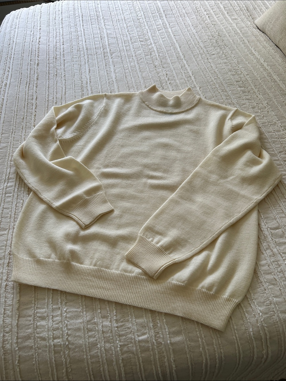 Lovely Wool charts Club Classic Lightweight Mock Turtle Cream Sweater-Like New